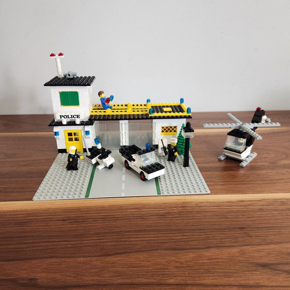 LEGO Vintage Police Headquarters 588 Incomplete Set Instruction Minifigures 1979